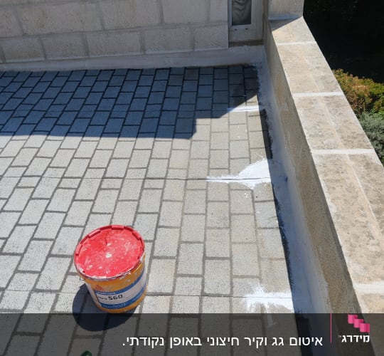 עבודת איטום ואיטום חריצים במרפסת מרוצפת באמצעות חומר איטום נוזלי